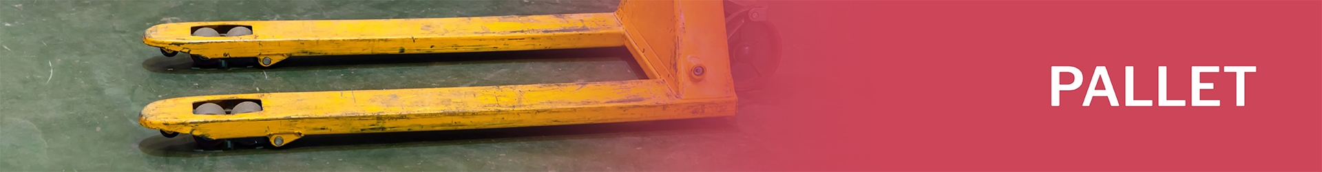 Gele palletwagen met dubbele vorkwielen op betonnen vloer, tekst ‘PALLET’ op rode achtergrond