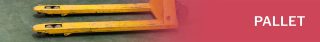 Gele palletwagen met dubbele vorkwielen op betonnen vloer, tekst ‘PALLET’ op rode achtergrond