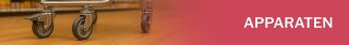 Zwenkwielen onder een rvs-apparaat op houten vloer met tekst ‘APPARATEN’ op rode achtergrond