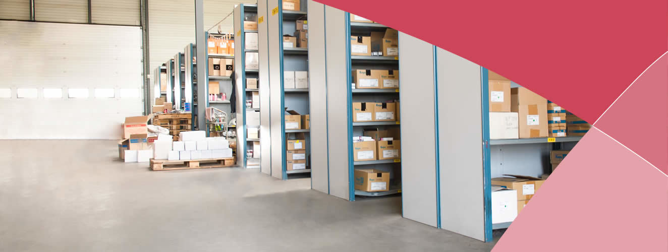 Magazijn met metalen stellingen en dozen vol voorraad en onderdelen