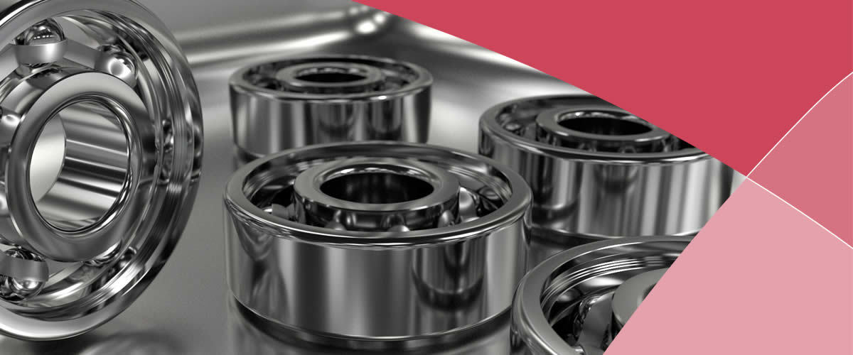 Close-up van glanzende metalen kogellagers op reflecterende ondergrond