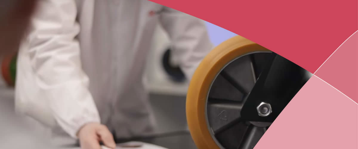 Medewerker met zwenkwiel en papieren op een werkbank