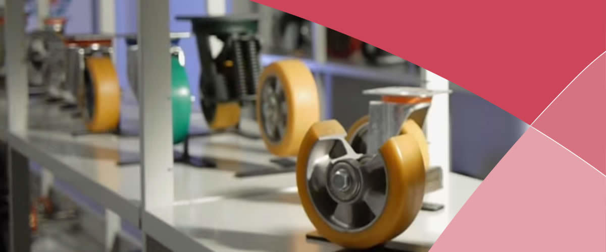 Diverse zwenkwielen op rij opgesteld in showroom of testopstelling