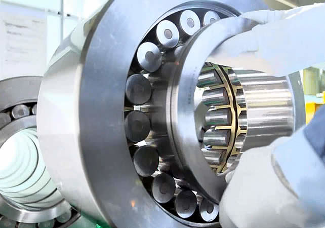 Handschoen zet loopring in een groot rollager in industriële setting