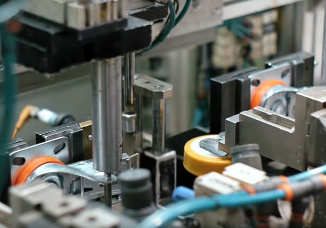 Automatiseringslijn met gemonteerde transportwielen in productieproces