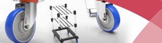Zwenkwielen met blauw loopvlak onder transportkar op witte achtergrond met rood designaccent